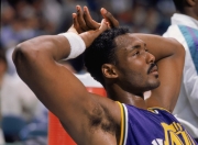 ror体育娱乐平台-马龙技术犯规送分，勇士主帅怒摔战术板！！